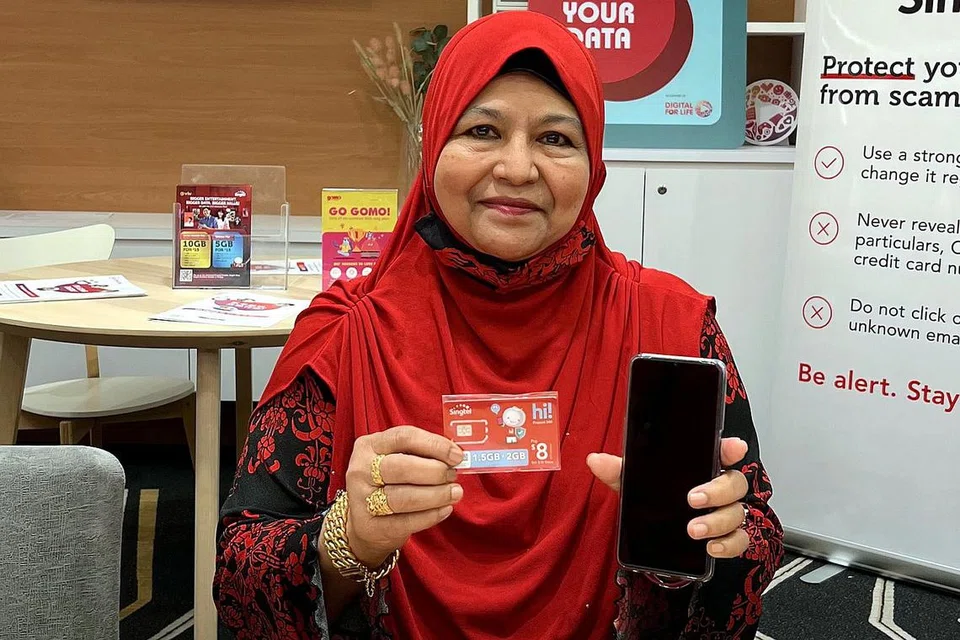 BOLEH NIKMATI DATA TANPA PERLU MEMBAYAR: Cik Barima, salah seorang benefisiari, berharap dapat belajar bagaimana untuk menggunakan telefon bijaknya untuk menggunakan khidmat di dalam talian dengan lebih baik. - Foto BM oleh ERVINA MOHD JAMIL