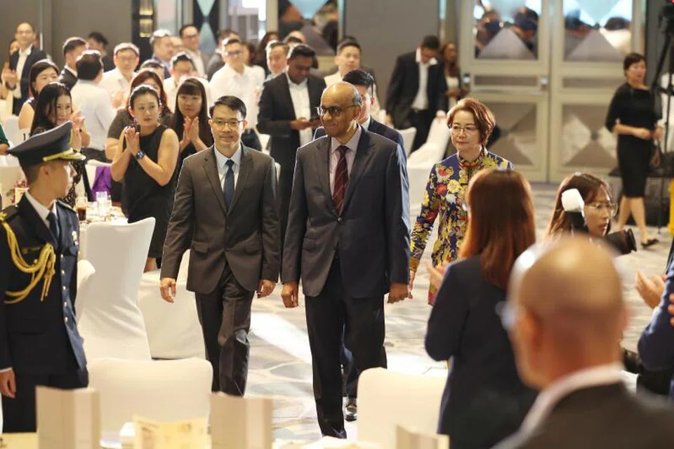 Presiden Tharman Shanmugaratnam (tengah), merupakan tetamu terhormat Majlis Makan Tengah Hari di Hotel Fairmont pada 17 Oktober bagi mengumpul dana untuk menyokong usaha Kaunseling Kredit Singapura (CCS) dalam menyediakan khidmat penting dan meluaskan program mereka. 