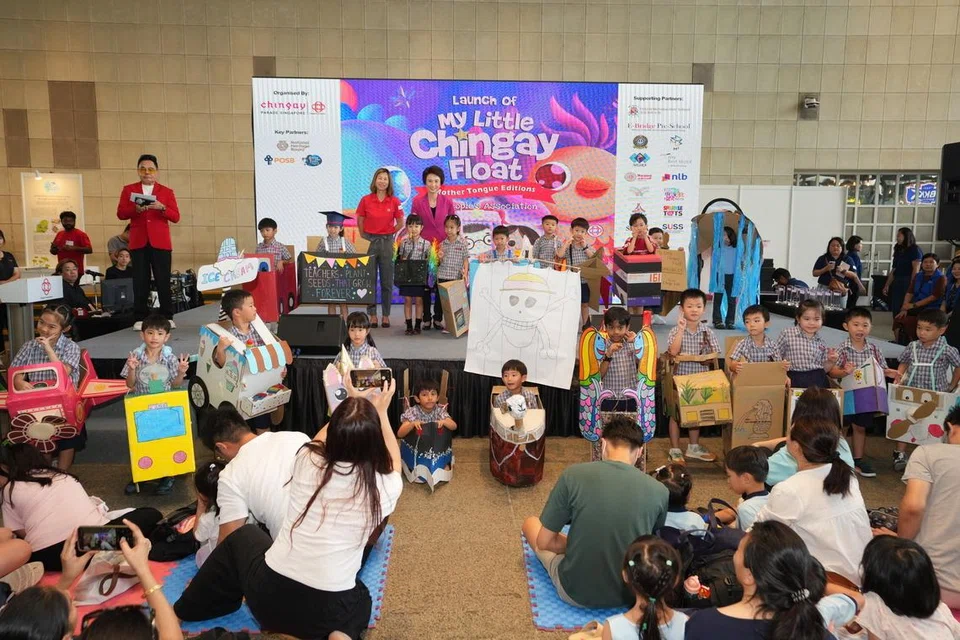 Persatuan Rakyat (PA) melancarkan edisi bahasa Cina, Melayu dan Tamil bagi buku kanak-kanak Chingay, ‘My Little Chingay Float’, pada 24 Mei di Bangunan Perpustakaan Negara. Majlis pelancaran itu dihadiri Menteri Negara Kanan (Kebudayaan, Masyarakat dan Belia merangkap Perdagangan dan Perusahaan) Cik Low Yen Ling (barisan belakang, dua dari kiri), dan lebih 300 kanak-kanak prasekolah, sukarelawan pencerita masyarakat dan keluarga.