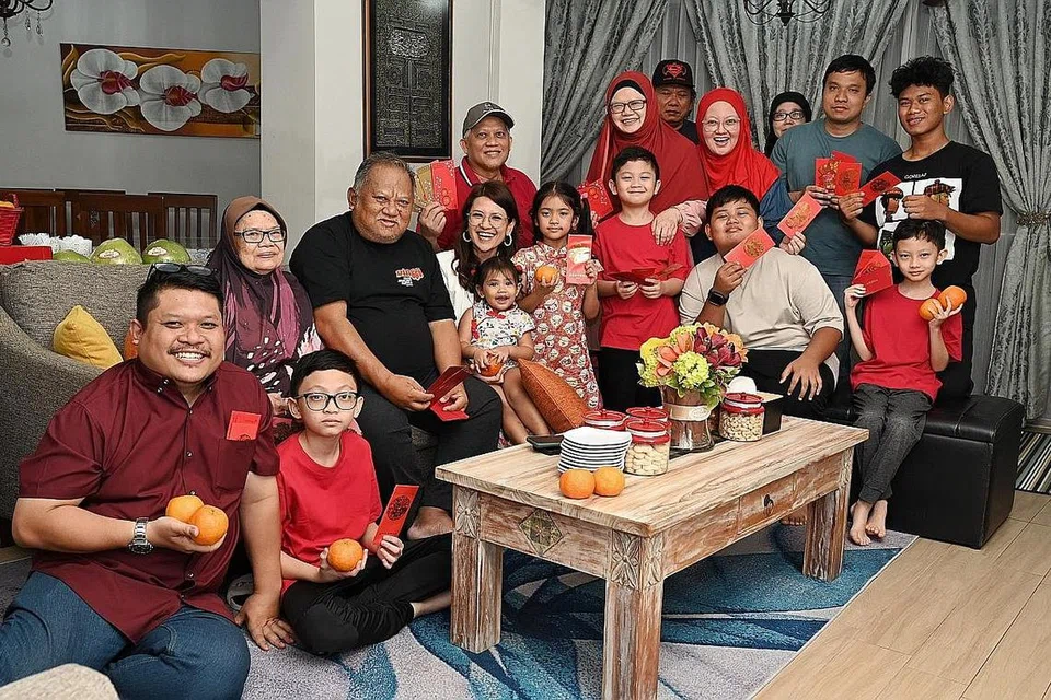 MERIAH SAMBUT TAHUN BARU CINA BERSAMA: Keluarga besar Cik Amanina Nur'iffah Muhammad Yusman (duduk tengah, berkaca mata) berkumpul di rumah mak ciknya untuk menyambut Tahun Baru Cina bersama-sama neneknya, Cik Habsa Abdullah (dua dari kiri). - Foto BM oleh KHALID BABA