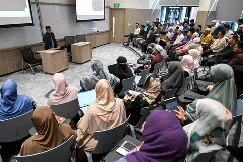 Mufti Dr Nazirudin Mohd Nasir berkongsi tentang Kolej Pengajian Islam Singapura (SCIS) bersama asatizah di Kampus Bencoolen Majlis Ugama Islam Singapura (Muis) pada 11 November.