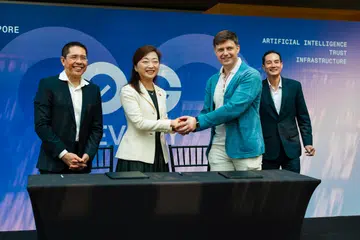 Ketua Pegawai Eksekutif (CEO) dan Pengasas bersama 0G, Encik Michael Heinrich (dua dari kanan) dan Naib Presiden (Industri) di Universiti Teknologi Nanyang (NTU), Profesor Ying Shirley Meng (dua dari kiri), memeterai Memorandum Persefahaman (MOU) antara  Zero Gravity Labs dengan NTU. Turut bersama mereka ialah Menteri Negara Kanan (Kesihatan merangkap Penerangan dan Pembangunan Digital), Encik Tan Kiat How (paling kanan) dan Penasihat Kanan kepada Pejabat Presiden, NTU, Dr Mohamad Maliki Osman (paling kiri).