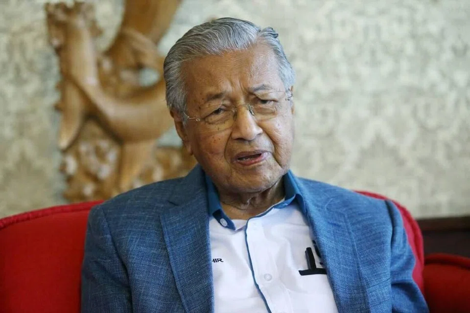 Mahathir, terjatuh, tak sesuai jalani pembedahan, tokoh M’sia