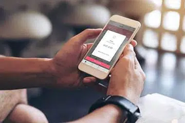 KIRIM 'E-SAMPUL': Untuk mengirim eGift, pengguna hanya perlu menekan butang 'Pay' dan memilih fungsi 'Hantar sebagai eGift' setelah mereka menetapkan jumlah yang ingin dihantarkan dan mesej kepada penerima. 