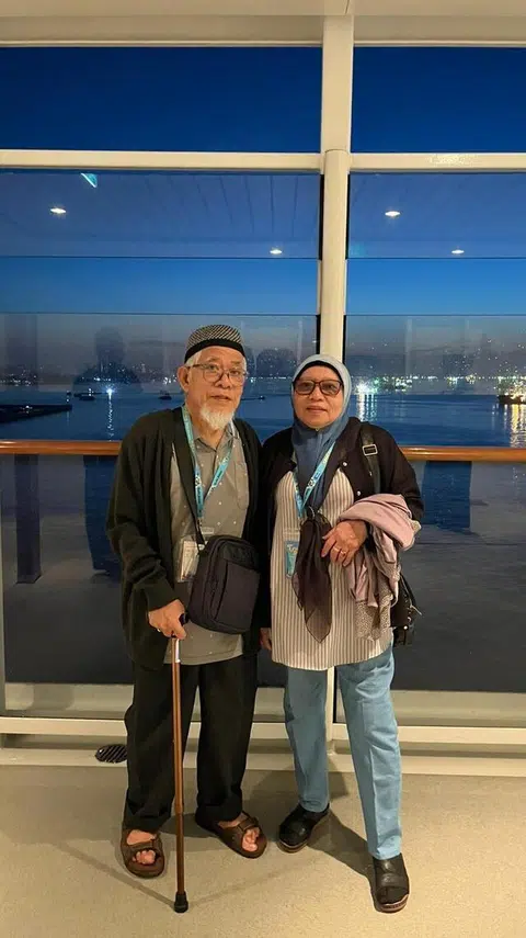 Pasangan Cik Norsiah Abdul Kadir dan Encik Muhammad Samsuddin Saini, 74 tahun, pertama kali menaiki kapal persiaran.