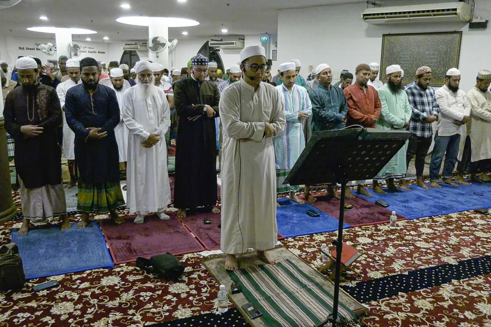 Solat tarawih berjemaah yang dipimpin qari undangan di Masjid@Pusat Islam Jamiyah pada Ramadan 2023.