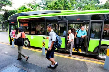 KEPUTUSAN YANG MENGGALAKKAN: Dari Julai tahun lalu hingga Mei lalu, pemandu Tower Transit telah memperbaiki skor keselamatan pemanduan mereka. Dalam tempoh yang sama angka kemalangan turun 50 peratus. - Foto THE STRAITS TIMES