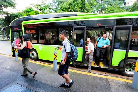 KEPUTUSAN YANG MENGGALAKKAN: Dari Julai tahun lalu hingga Mei lalu, pemandu Tower Transit telah memperbaiki skor keselamatan pemanduan mereka. Dalam tempoh yang sama angka kemalangan turun 50 peratus. - Foto THE STRAITS TIMES