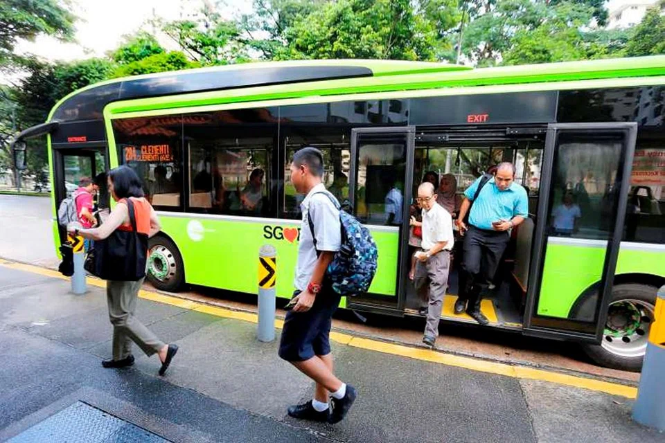 KEPUTUSAN YANG MENGGALAKKAN: Dari Julai tahun lalu hingga Mei lalu, pemandu Tower Transit telah memperbaiki skor keselamatan pemanduan mereka. Dalam tempoh yang sama angka kemalangan turun 50 peratus. - Foto THE STRAITS TIMES