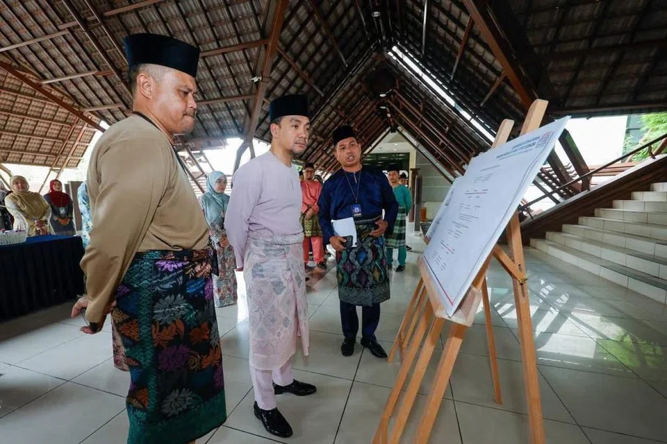 Menteri Besar Johor, Datuk Onn Hafiz Ghazi (tengah), ketika melawat Pejabat Tanah dan Galian Johor.