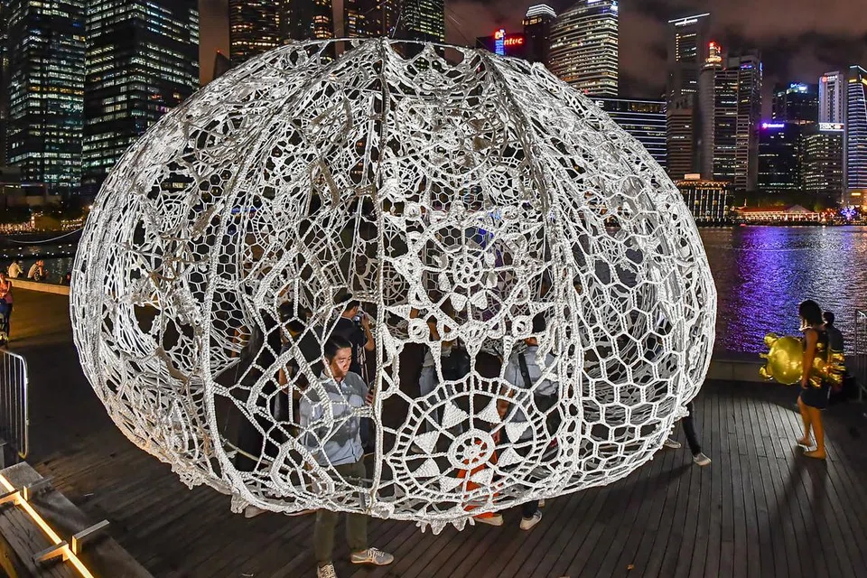 KAWASAN BANDAR BERSINAR: Karya bernama 'Urchin' yang dipamerkan sempena pameran i Light Marina Bay ini berkontras dengan latar belakang pencakar langit yang menghiasi kawasan Marina Bay. - Foto I LIGHT MARINA BAY 2017