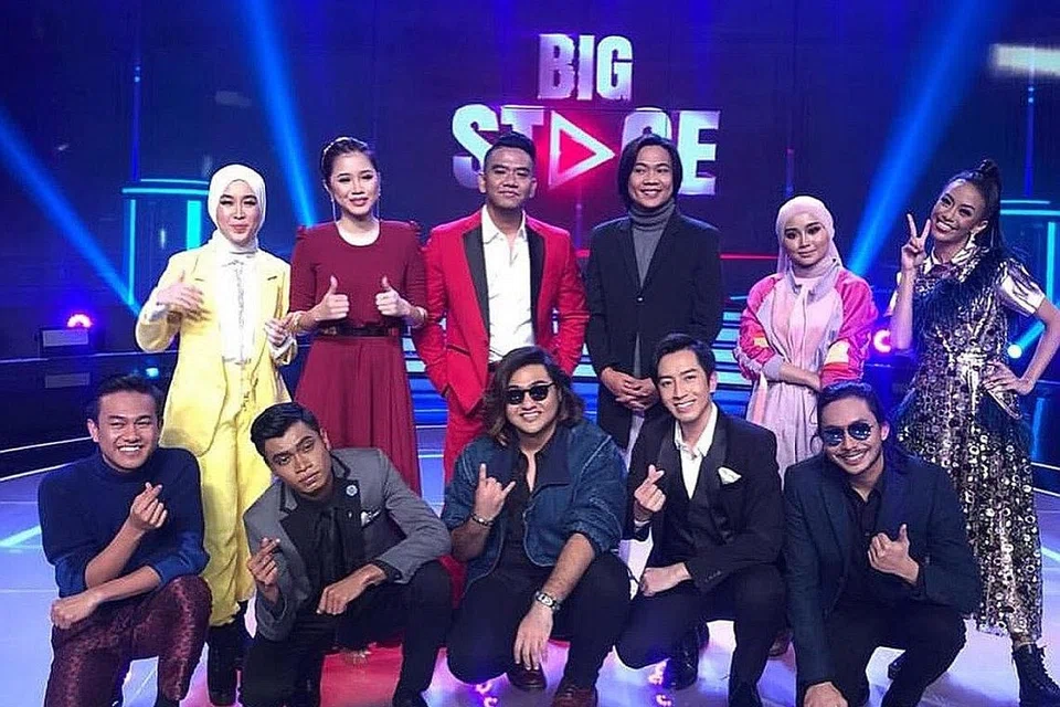 PELBAGAI LATAR BELAKANG: Kerencaman peserta Big Stage (Musim Ketiga) dapat dilihat dari segi pengalaman mereka sebelum ini. Peserta kali ini terdiri daripada (dari kiri, di depan) Azzam Sham, Usop, Yamani Abdillah, Hafiz Zainal, Dinie Rashid, (di belakang, dari kiri) Nana Sheme, Sandra Dianne, Fadh Majid, Qody Rany, Farisha Iris dan Hanie Soraya. - Foto ASTRO GEMPAK
