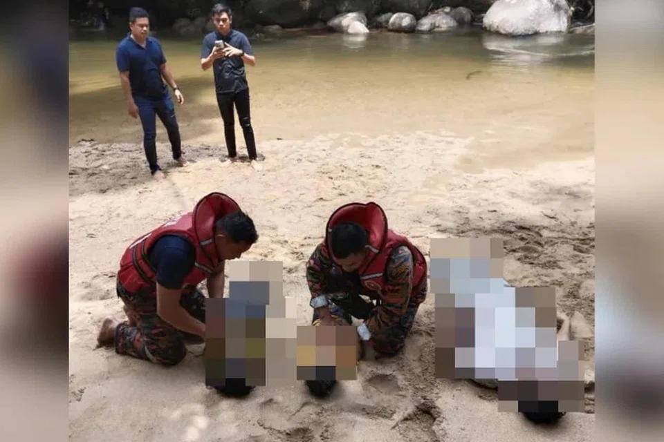 Anggota Balai Bomba dan Penyelamat (BBP) Kuala Kubu Baharu, Selangor, memberi bantuan kecemasan kepada tiga beranak mangsa lemas ketika mandi di Sungai Balak, Batang Kali, Hulu Selangor, Selangor.