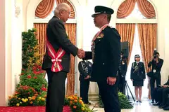 DIKURNIA ANUGERAH: Presiden Singapura, Dr Tony Tan Keng Yam (kiri), menganugerahkan Darjah Utama Bakti Cemerlang kepada Pesuruhjaya Polis Diraja Brunei, Dato Paduka Seri Haji Mohd Jammy bin Haji Muhd Shah Al Islam, di Istana semalam. - Foto FACEBOOK PASUKAN POLIS SINGAPURA