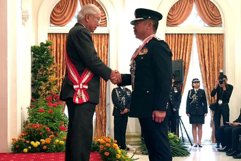 DIKURNIA ANUGERAH: Presiden Singapura, Dr Tony Tan Keng Yam (kiri), menganugerahkan Darjah Utama Bakti Cemerlang kepada Pesuruhjaya Polis Diraja Brunei, Dato Paduka Seri Haji Mohd Jammy bin Haji Muhd Shah Al Islam, di Istana semalam. - Foto FACEBOOK PASUKAN POLIS SINGAPURA