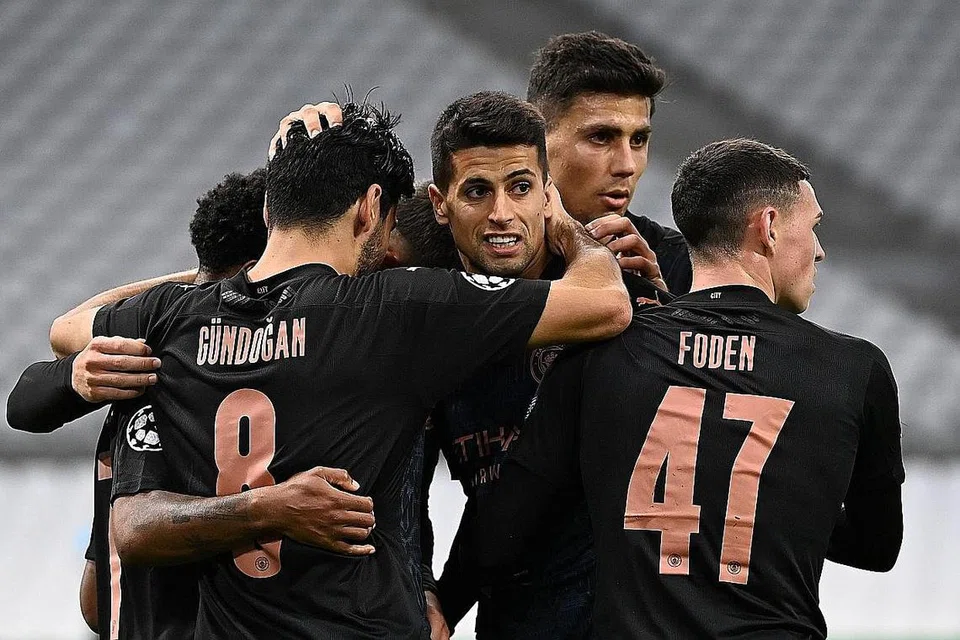 MENANG SELESA: Ilkay Gundogan (kiri) meraikan gol kedua Manchester City dalam kemenangan 3-0 bersama rakan sepasukan menentang Marseille di padang lawan semalam, untuk meneruskan permulaan sempurna City dalam Liga Juara-Juara musim ini. - Foto AFP 