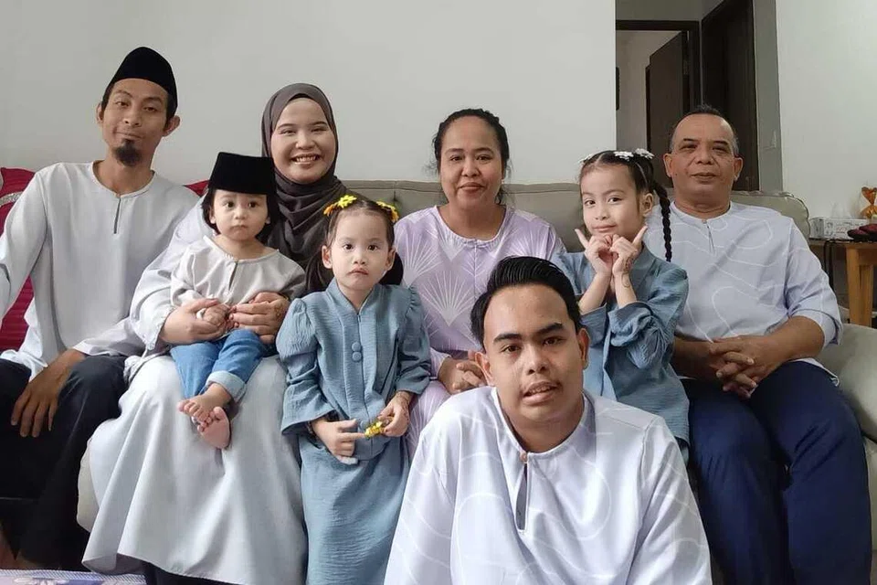 Penerima dana CDC North West, Encik Azmi Salam (barisan kedua, kanan), dengan keluarganya yang terdiri daripada (dari kiri) menantu lelakinya, Encik Alfarabi Azman; cucu lelakinya, Muhammad Al-Farisi Alfarabi; anak sulungnya, Cik Nur Nabila Azmi; cucu perempuannya, Nur Alana Mikayla Alfarabi; isterinya, Cik Haryati Zainal; dan cucu perempuan sulungnya, Nur Adalia Mayesha Alfarabi. Di hadapan adalah anak lelakinya, Muhammad Naufal Azmi. 
