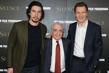 FILEM TERBARU: Liam Neeson (kanan) terpaksa mengurangkan sehingga lapan kilogram berat badannya bagi melakonkan filem Silence arahan Martin Scorsese (tengah) yang turut dibintangi Adam Driver. - Foto AFP
