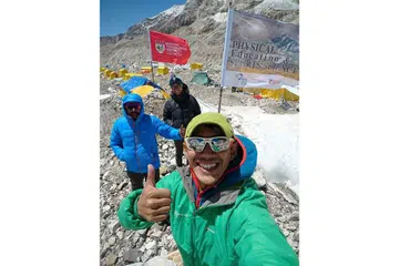 DAKI EVEREST: (Dari depan) Encik Jeremy Tong, Dr Arjunan Saravana Pillai dan Cik Nur Yusrina Ya'akob telah tiba di Kem Induk Everest di Nepal bagi memulakan fasa terakhir persediaan mereka mendaki ke puncak Gunung Everest. - Foto ihsan PASUKAN EVEREST NTU-NIE SINGAPURA