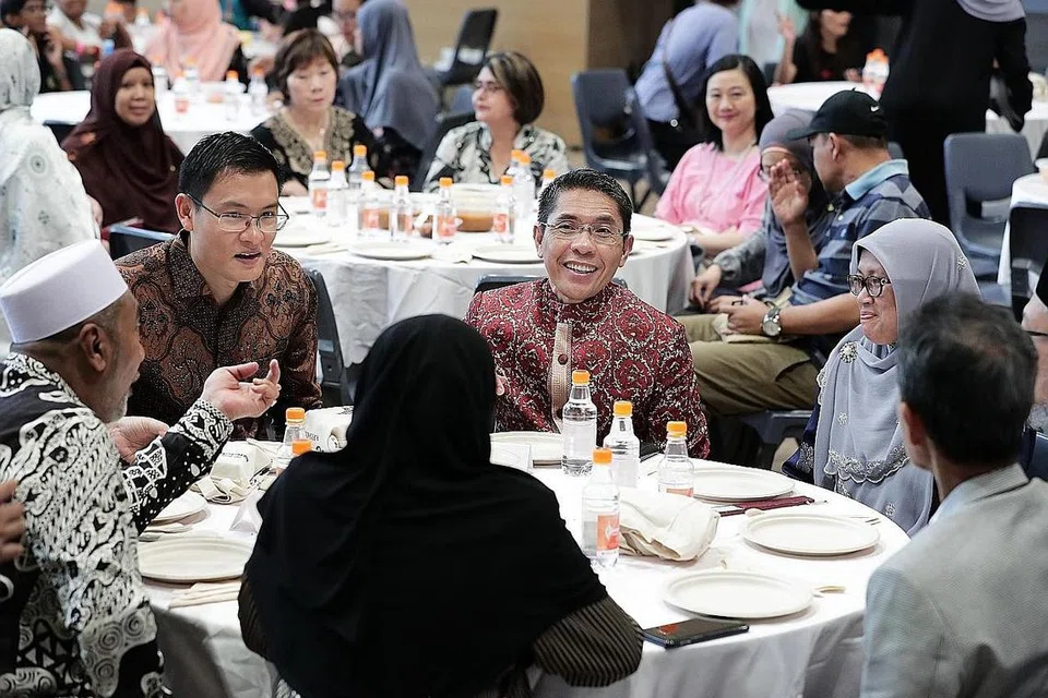 MAKAN TENGAHARI IHSAN RAMADAN: (Menghadap kamera, dari kiri) Ketua Eksekutif Majlis Ugama Islam Singapura (Muis), Encik Esa Masood; Dr Mohamad Maliki Osman; dan Cik Rahayu Mohamad berinteraksi dengan hadirin di acara makan tengahari Ihsan Ramadan PPIS yang diadakan Sabtu lalu di Wisma Geylang Serai. 