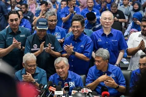 BN pimpinan pengerusinya, Datuk Seri Dr Ahmad Zahid Hamidi merangkap Timbalan Perdana Menteri Malaysia (duduk, dua dari kanan) meraikan kejayaan parti itu pada PRN Negeri Sembilan ke-16 pada 1 Ogos lalu, selepas membentuk persefahaman dengan gabungan pembangkang, Perikatan Nasional (PN) menerusi pembahagian kerusi.
