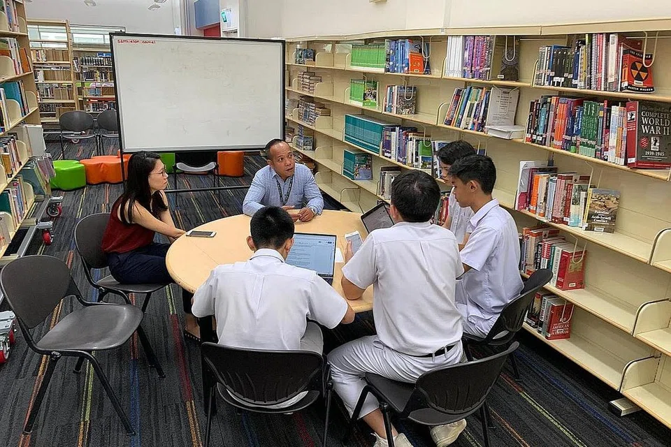 JAUHILAH DADAH: Melalui kumpulan Reforming Support Group (RSG), Encik Ramli Abdullah (atas, menghadap kamera) berpeluang melawat sekolah untuk menyampaikan mesej bahaya dadah. - Foto ihsan RAMLI ABDULLAH