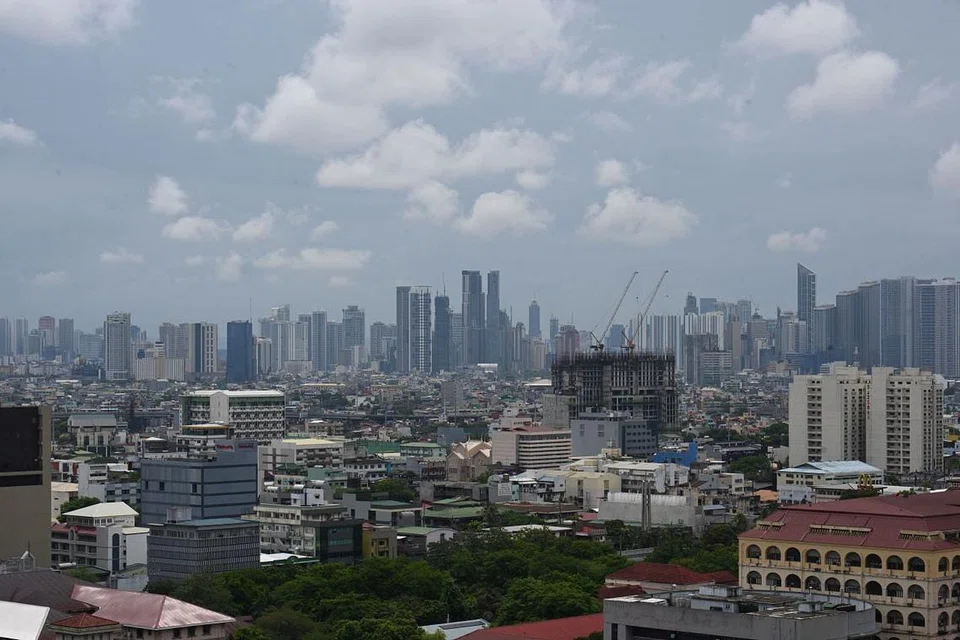 Mereka terbunuh dalam serbuan sekitar tengah malam di sebuah rumah di mana mereka tinggal di sebuah masyarakat  berpagar di daerah Don Bosco di kota Paranaque, hanya satu jam perjalanan dari ibu kota, Manila - FOTO: AFP