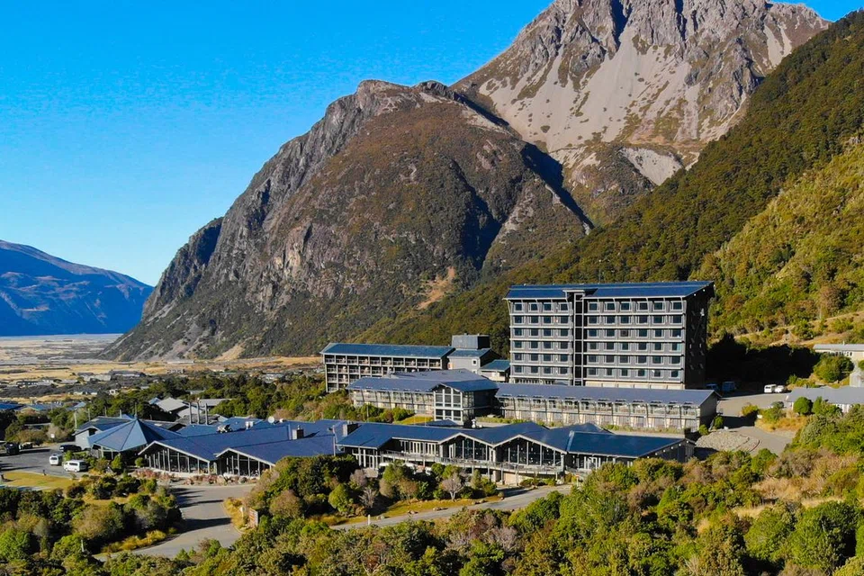 Hotel The Hermitage terletak di tengah-tengah Taman Nasional Mount Cook/Aoraki.