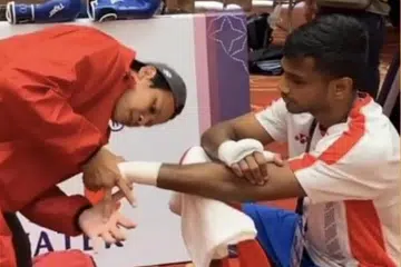 BUAT PERSIAPAN: Mohamed Hanurdeen Hamid (kanan) membuat persiapan menjelang perlawanan dalam Sukan SEA Kemboja sambil dibantu jurulatih Muhamad Ridhwan Ahmad. - INSTAGRAM TAY JIA WEI