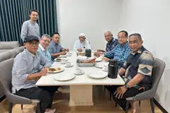 Penggerak Reset, Datuk Seri Hamzah Zainudin (tiga dari kanan), berkongsi gambar di Facebook, mengenai pertemuannya bersama beberapa rakan Ahli Parlimen dengan Presiden Parti Islam SeMalaysia (Pas), Tan Sri Abdul Hadi Awang (tengah), di Marang, Terengganu, selepas dipecat daripada Parti Pribumi Bersatu Malaysia (Bersatu).