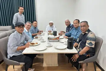 Penggerak Reset, Datuk Seri Hamzah Zainudin (tiga dari kanan), berkongsi gambar di Facebook, mengenai pertemuannya bersama beberapa rakan Ahli Parlimen dengan Presiden Parti Islam SeMalaysia (Pas), Tan Sri Abdul Hadi Awang (tengah), di Marang, Terengganu, selepas dipecat daripada Parti Pribumi Bersatu Malaysia (Bersatu).