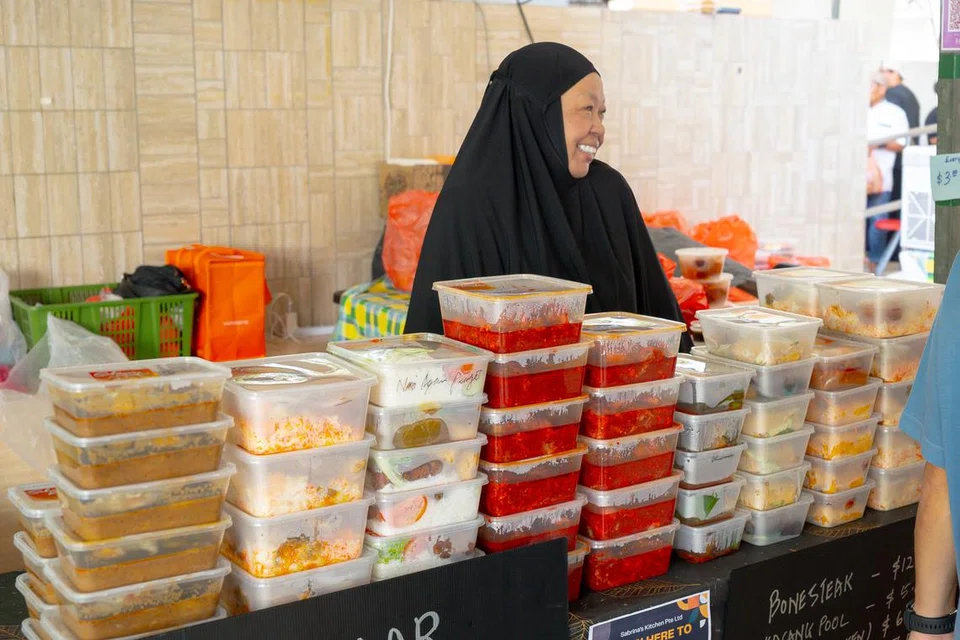 Masjid Al-Islah, yang terletak di Punggol, menganjurkan bazar Ramadan dari 2 hingga 26 Mac di perkarangan masjid, untuk jemaah.