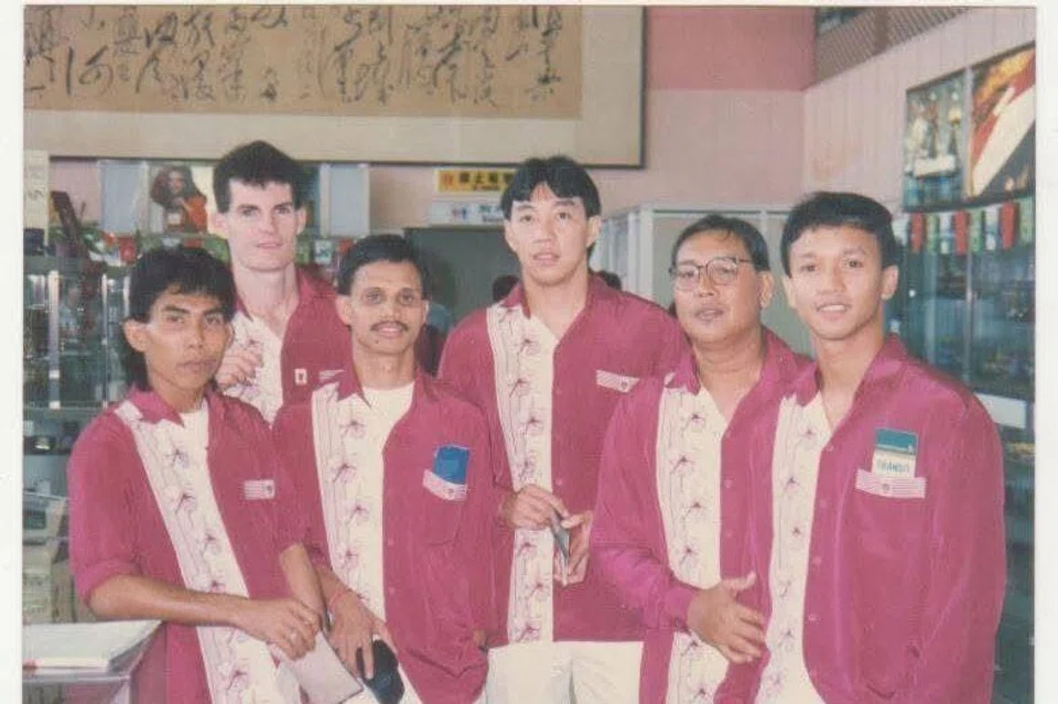 Allahyarham Khairullah Abdullah (dua dari kanan) bersama bekas pemain yang mewakili pasukan nasional termasuk (dari kanan) Fandi Ahmad, David Lee, Abdullah Noor, Alistair Edwards dan Zulkifli Kartoyoho.