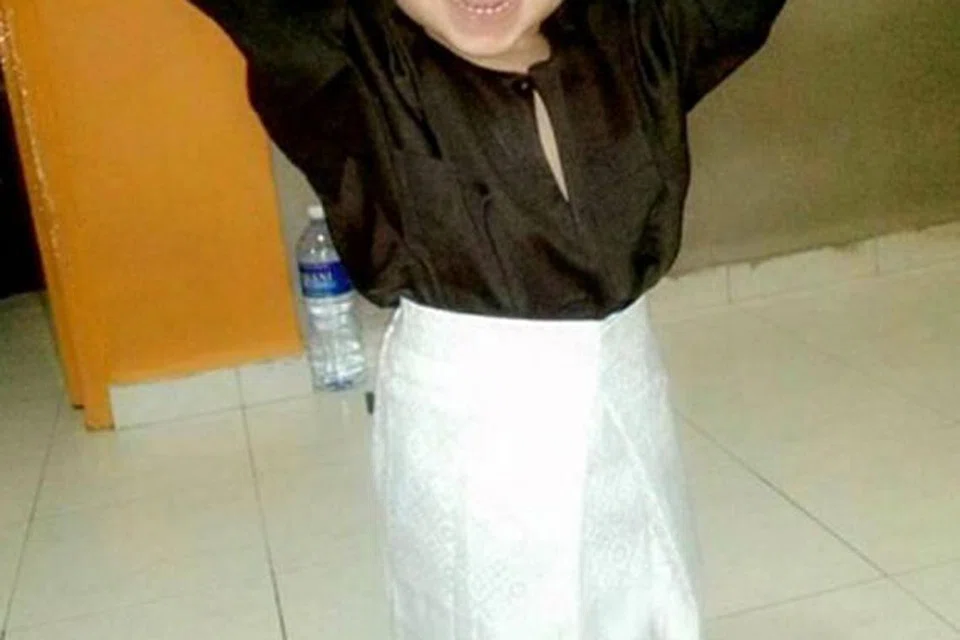 Allahyarham Daniel ditendang, ditampar, dipaksa makan cili kering dan dipijak semasa didera selama lima minggu hingga maut pada November 2015. 