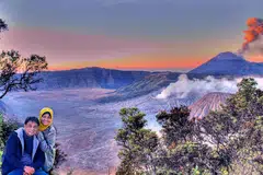 PERCUTIAN INDAH: Penulis bersama isteri, Cik Hamimah Lazim, sempat merakamkan gambar yang berlatar belakangkan Gunung Bromo dan Gunung Batok. - Foto ihsan SAHARI SARIMAN