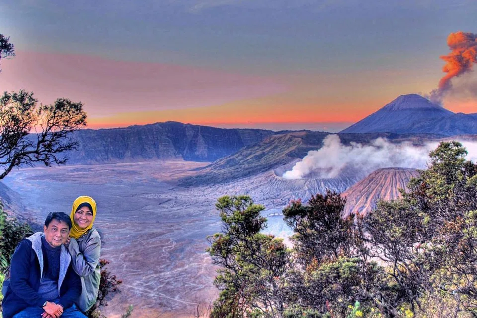PERCUTIAN INDAH: Penulis bersama isteri, Cik Hamimah Lazim, sempat merakamkan gambar yang berlatar belakangkan Gunung Bromo dan Gunung Batok. - Foto ihsan SAHARI SARIMAN