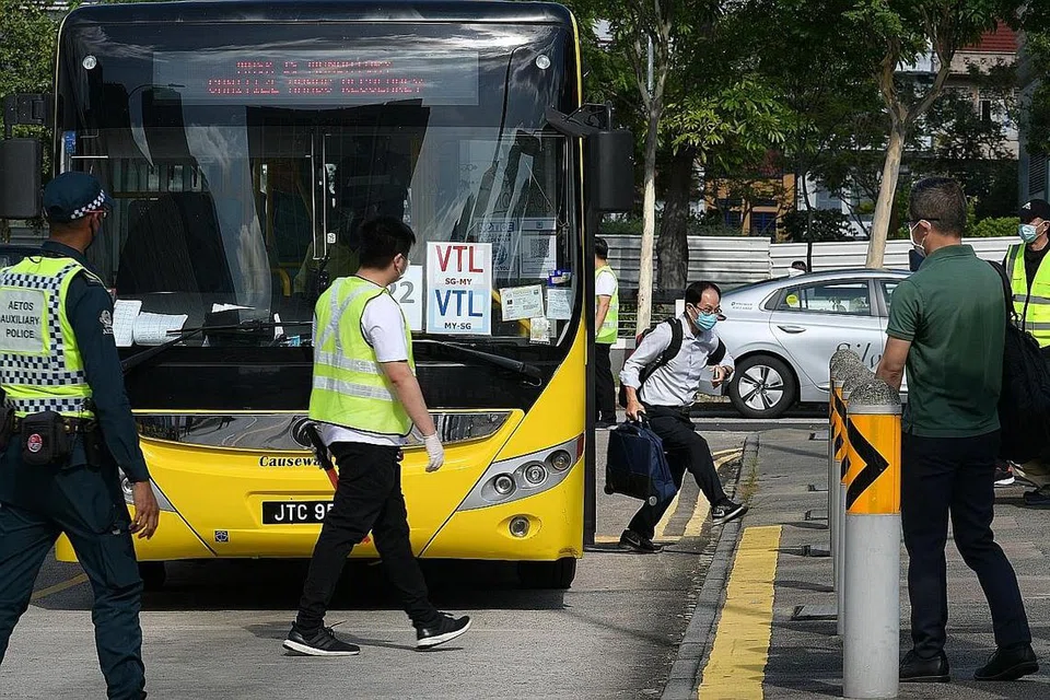 LEBIH BANYAK TIKET DIJUAL: Warga Singapura yang sudah divaksin dibenarkan memasuki Malaysia melalui Koswe, begitu juga bagi rakyat Malaysia yang ingin ke Singapura, mulai 20 Disember. - Foto-foto BH oleh NG SOR LUAN, AFP