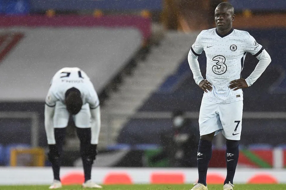 GESA RAKAN-RAKAN BANGKIT: Pemain tengah Chelsea, N'golo Kante (kanan), telah memberi amaran kepada rakan sepasukannya bahawa mereka tidak mampu berasa kecewa dengan persembahan mereka yang lalu. - Foto EPA-EFE