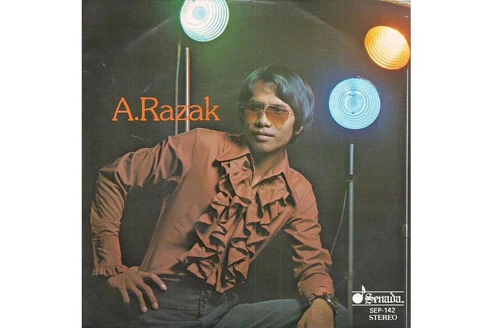 ANGAN-ANGAN JADI KENYATAAN: A. Razak yang dipengaruhi muzik A. Rahman Hassan dan The Beatles tidak duga dilamar Kassim Masdor untuk jadi artis rakaman dengan lagu hit 'Bintang Malam Ini'. - Foto ARTIS LEGENDA
