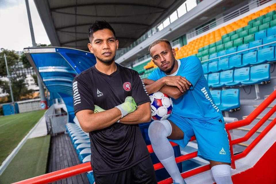 Dua pemain veteran Singapura – penjaga gawang, Izwan Mahbud (kiri) dan pemain pertahanan, Abdil Qaiyyim, akan kembali ke pasukan Young Lions bagi memperkukuh benteng pertahanan pasukan itu.  