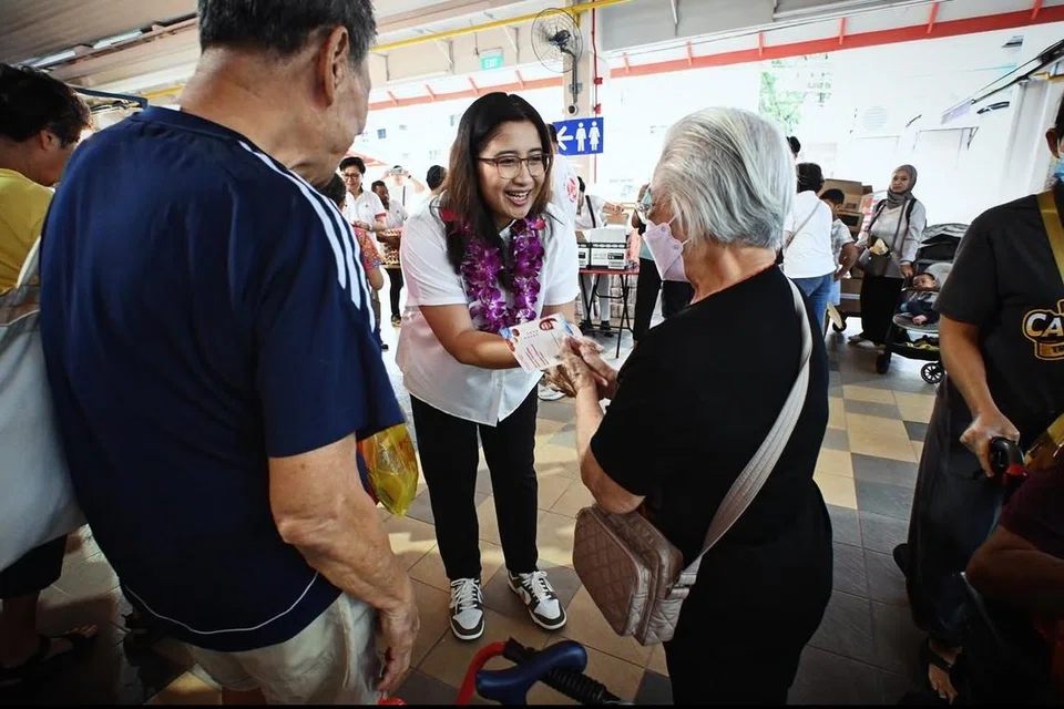 Cik Nadia Ahmad Samdin ingin membina rangkaian sukarelawan yang mampu membantu dan mendengar keperluan penduduk.