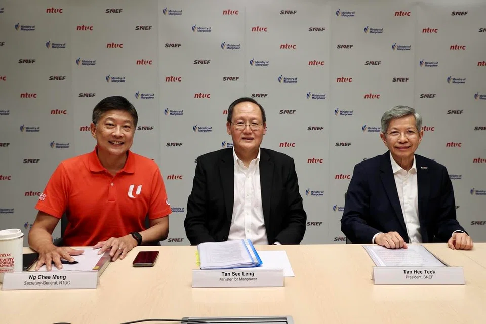 Menteri Tenaga Manusia, Dr Tan See Leng (tengah) bersama Setiausaha Agung NTUC, Encik Ng Chee Meng (kiri) dan Presiden Snef, Encik Tan Hee Teck sewaktu mengumumkan penubuhan Majlis Pekerjaan Tiga Pihak (TJC). 