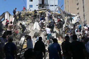 Penduduk dan anggota penyelamat mencari mangsa di celah runtuhan sebuah bangunan yang musnah akibat gempa bumi di Cali, Colombia, pada 10 Ogos 2026. Gempa kuat berukuran 7.4 magnitud menggegarkan Colombia dan beberapa negara jiran di Amerika Latin, menyebabkan bangunan rosak atau runtuh di beberapa bandar. Pusat gempa dikesan pada kedalaman kira-kira 100 kilometer di bahagian barat Colombia