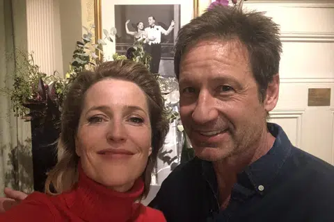 David Duchovny (kanan) menganggap kegagalannya menjalin persahabatan yang utuh bersama rakan gandingannya dalam drama, ‘The X-Files’, Gillian Anderson, sebagai sesuatu yang dikesali.
