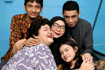 Cik Tuty Ayu Ibrahim (tengah), 49 tahun, menggalas tanggungjawab sebagai ibu dan ayah kepada empat orang anaknya, (dari kanan, mengikut putaran jam)  Encik Kamarrul Aidil Abdullah, 31 tahun; Mellina Shahira Ardi Yanto, 16 tahun; Melissa Shahirah Ardi Yanto, 17 tahun; dan Encik Ardi Hiryanto Ardi Yanto, 22 tahun; setelah bergelar ibu tunggal sejak 14 tahun lalu. 