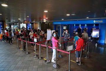 LEBIH GEMAR TRADISI LAMA: Orang ramai, kebanyakannya warga emas, beratur di bank dan ATM sejak awal pagi bagi mendapatkan duit baru untuk diberi sebagai hongbao Tahun Baru Cina. - Foto BH oleh JASON QUAH