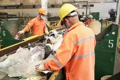 TIDAK JADI JUAL: Pekerja mengasingkan sisa di SembWaste, unit  pengurusan sisa Sembcorp Industries yang tidak jadi dijual kumpulan itu. 