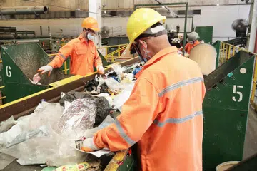 TIDAK JADI JUAL: Pekerja mengasingkan sisa di SembWaste, unit  pengurusan sisa Sembcorp Industries yang tidak jadi dijual kumpulan itu. 