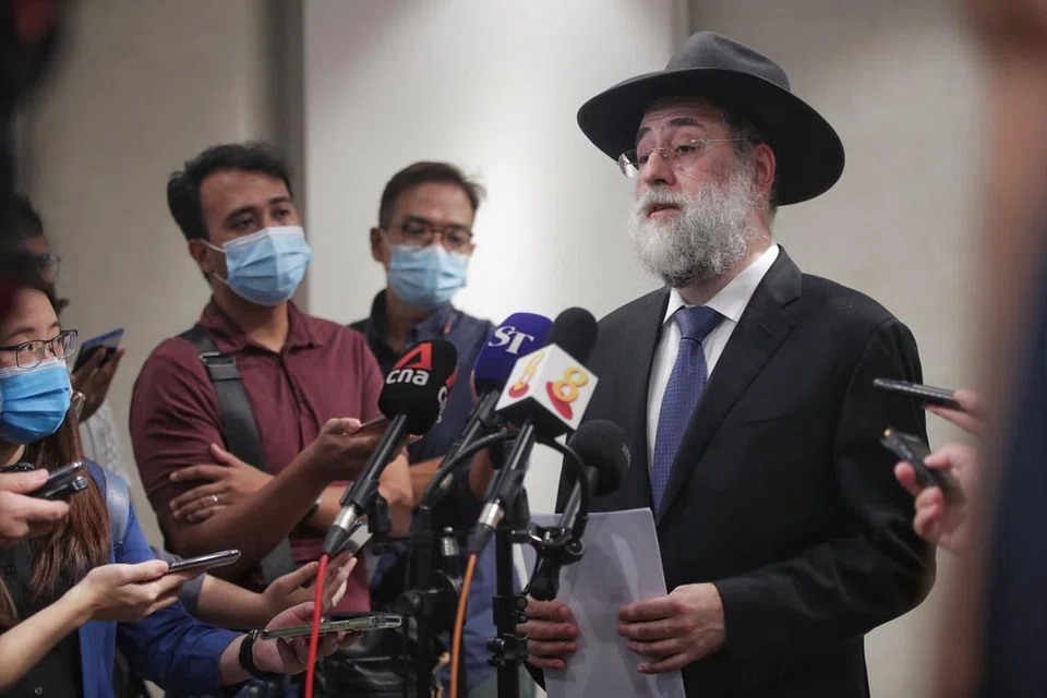 Ketua Rabbi Mordechai Albergel bercakap kepada media pada 10 Mac. 