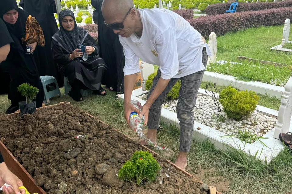 Maman di pengkebumian isteri tercinta pada 9 September 2024 setelah isterinya meninggal dunia akibat barah ovari.